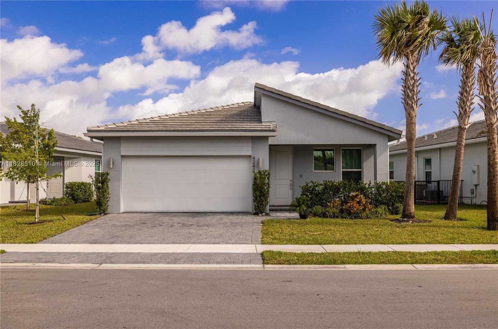 Small Image of 4242 ROSA DR, Deerfield Beach Number 3