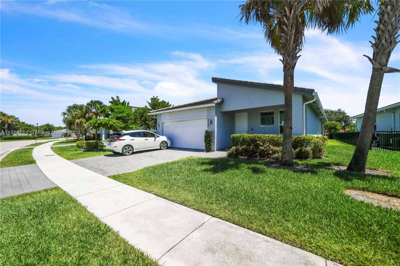 Small Image of 4242 ROSA DR, Deerfield Beach Number 43