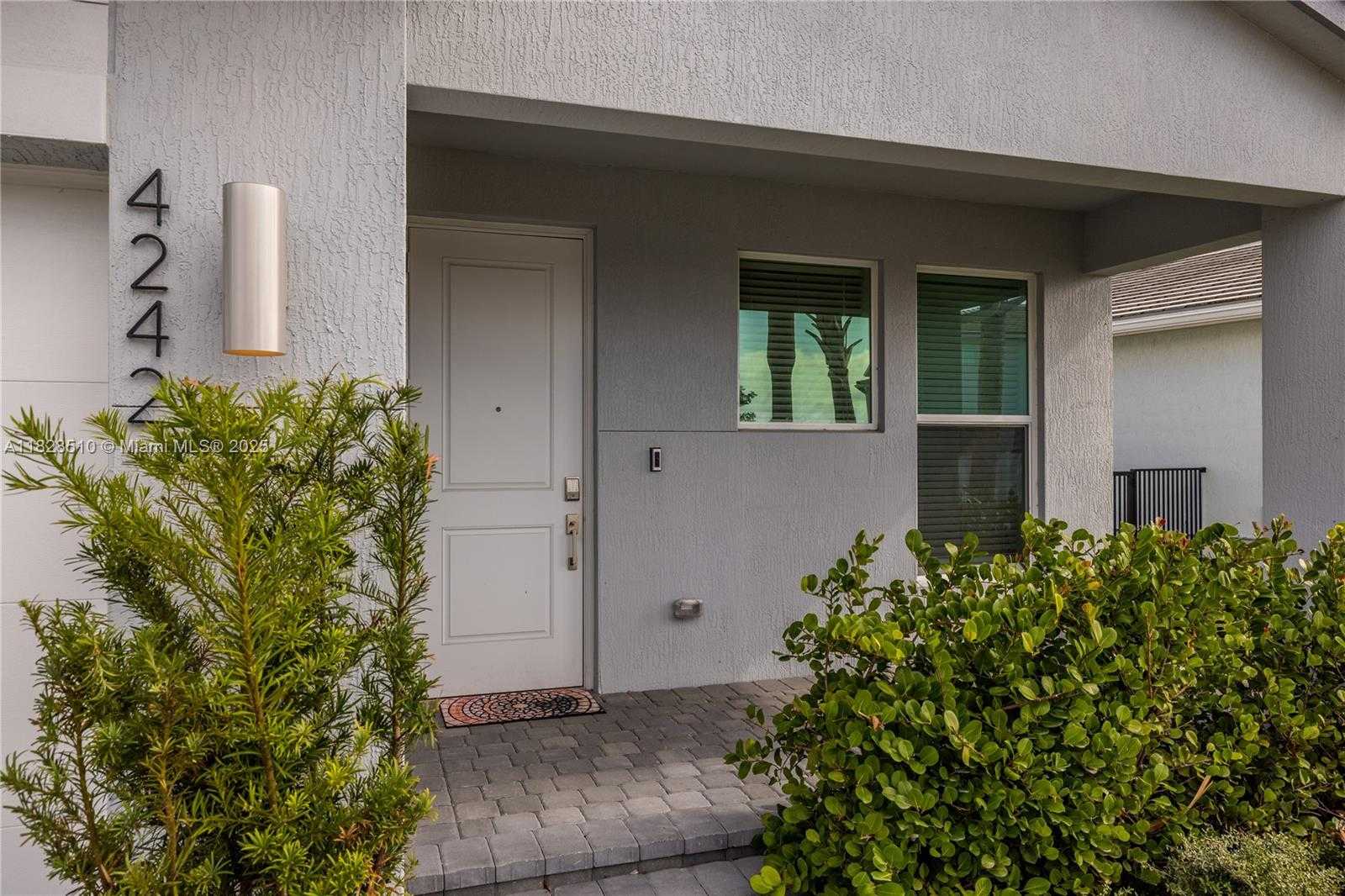 Small Image of 4242 ROSA DR, Deerfield Beach Number 5