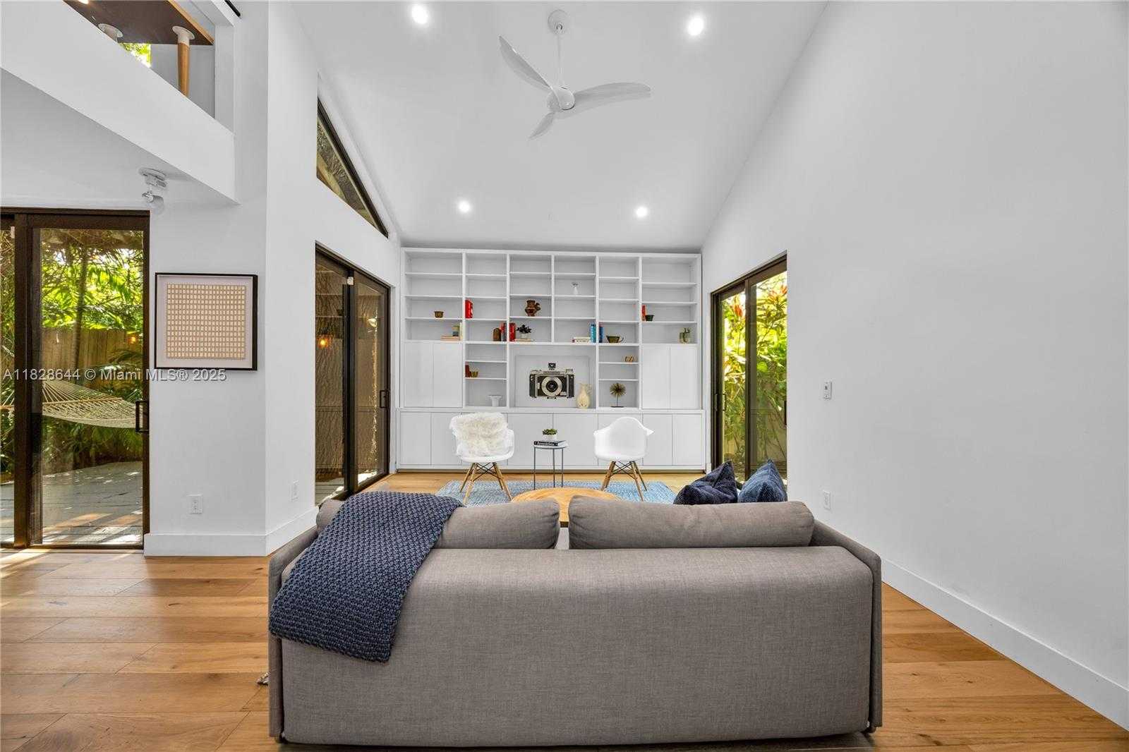 Small Image of 2427 TEQUESTA LN, Miami Number 10