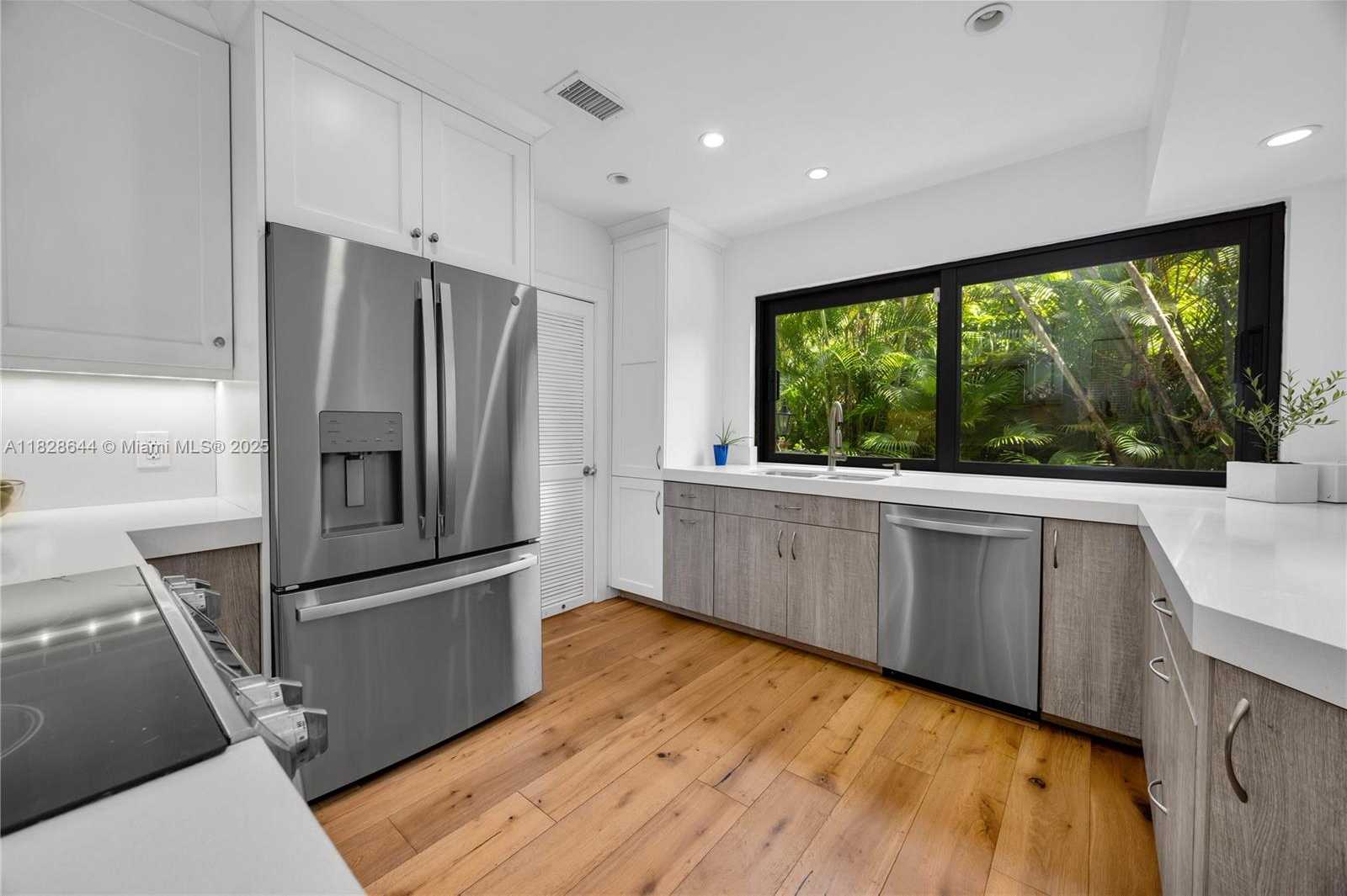 Small Image of 2427 TEQUESTA LN, Miami Number 15