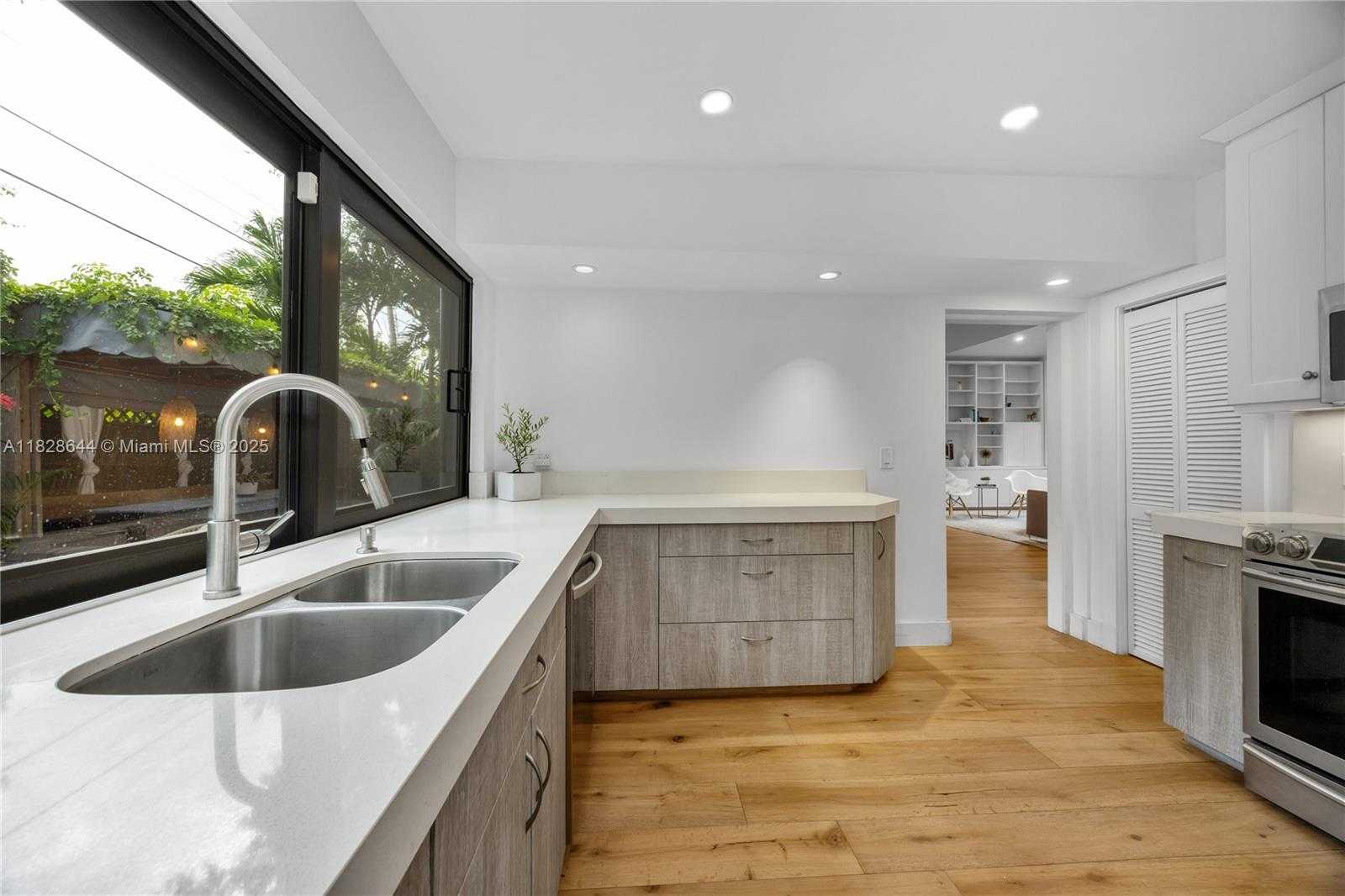 Small Image of 2427 TEQUESTA LN, Miami Number 16
