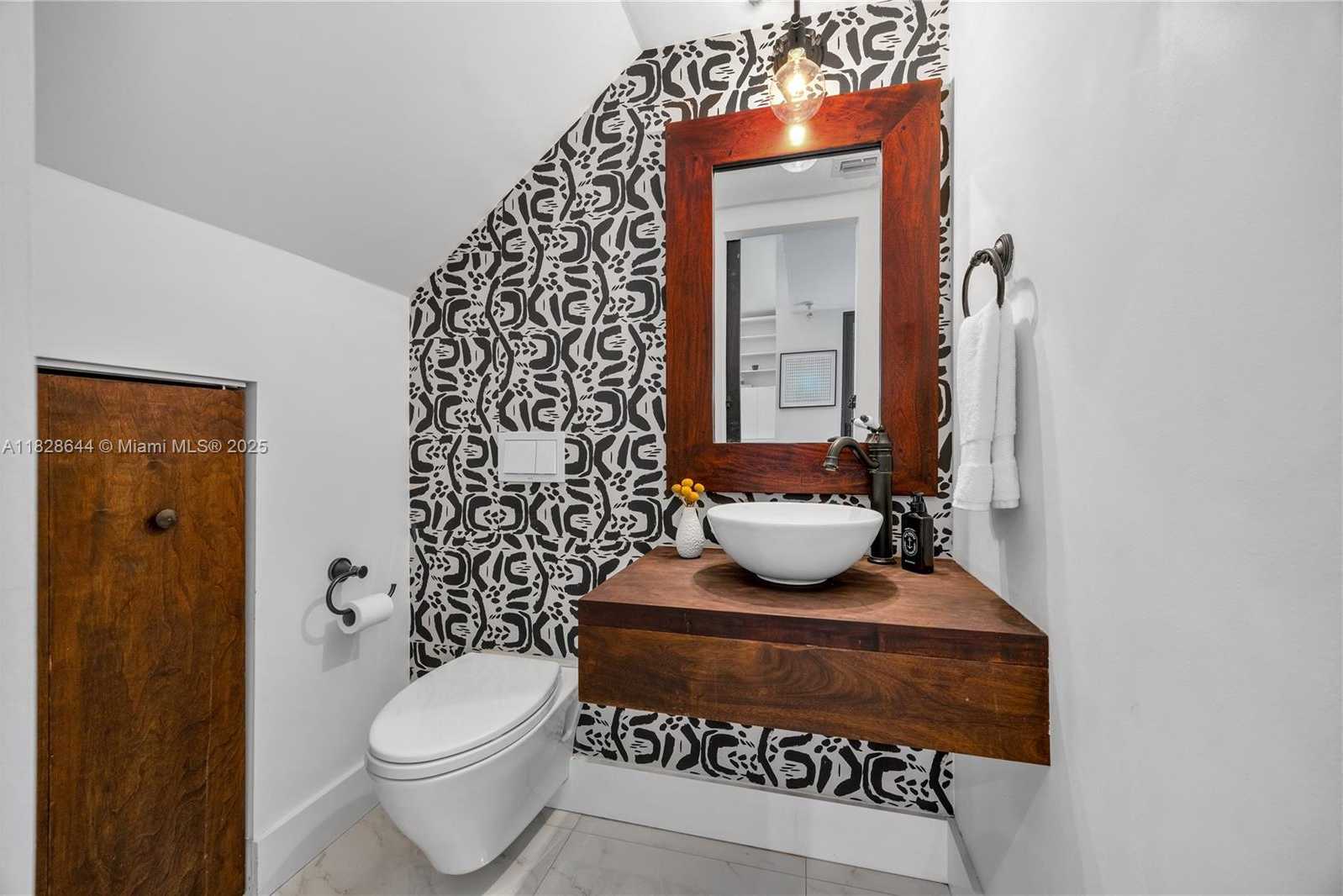 Small Image of 2427 TEQUESTA LN, Miami Number 20
