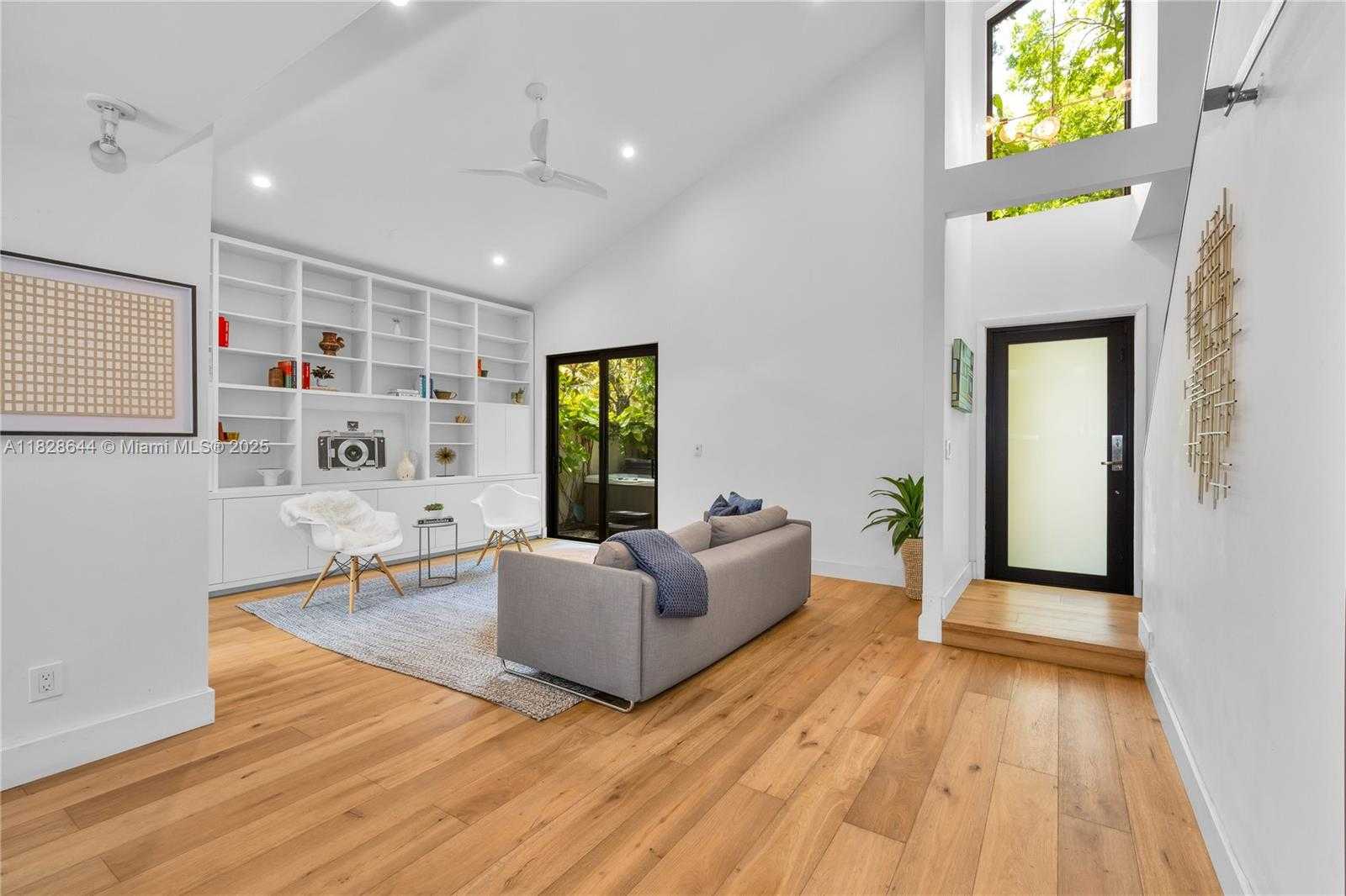 Small Image of 2427 TEQUESTA LN, Miami Number 7