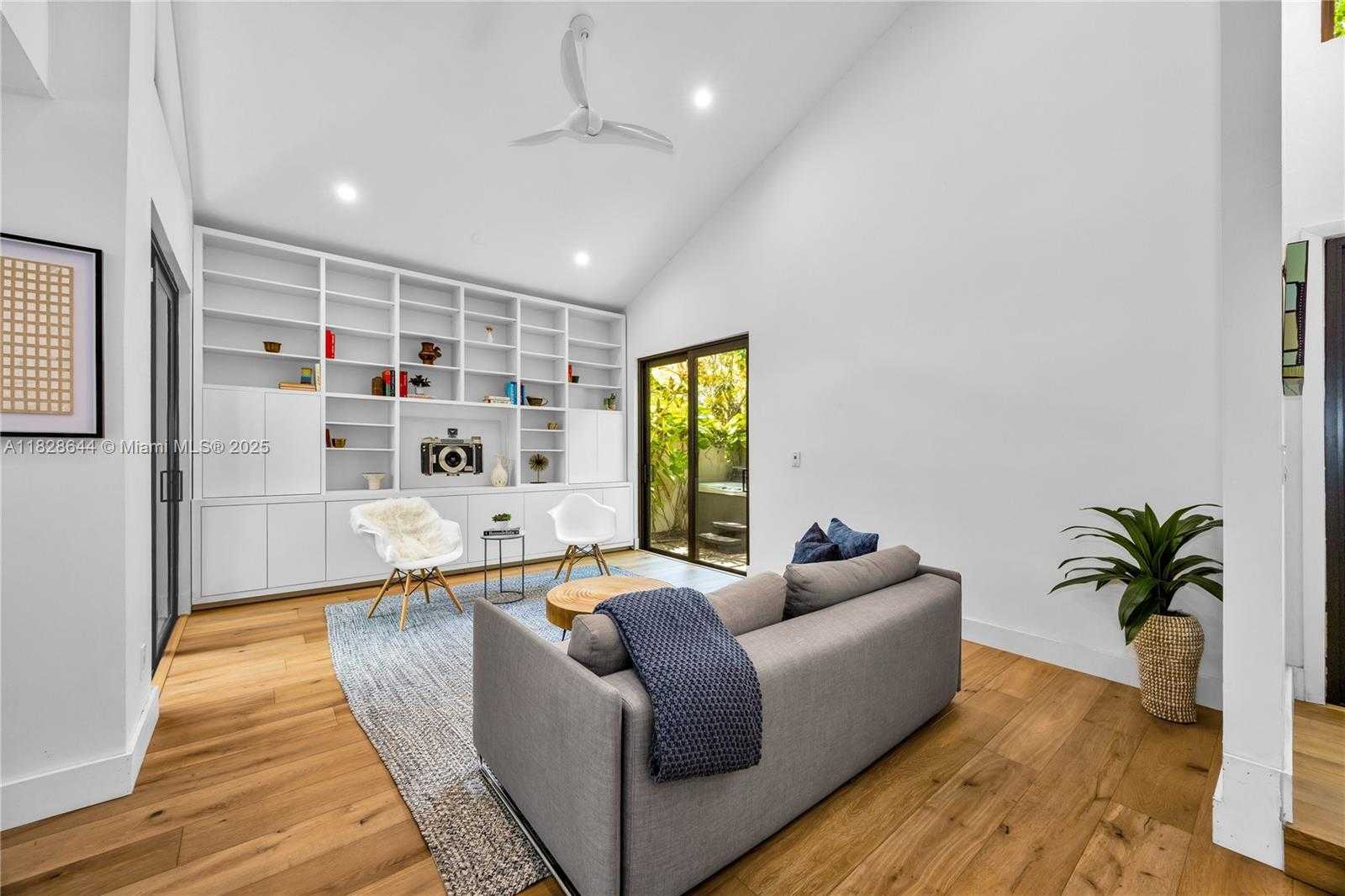Small Image of 2427 TEQUESTA LN, Miami Number 9
