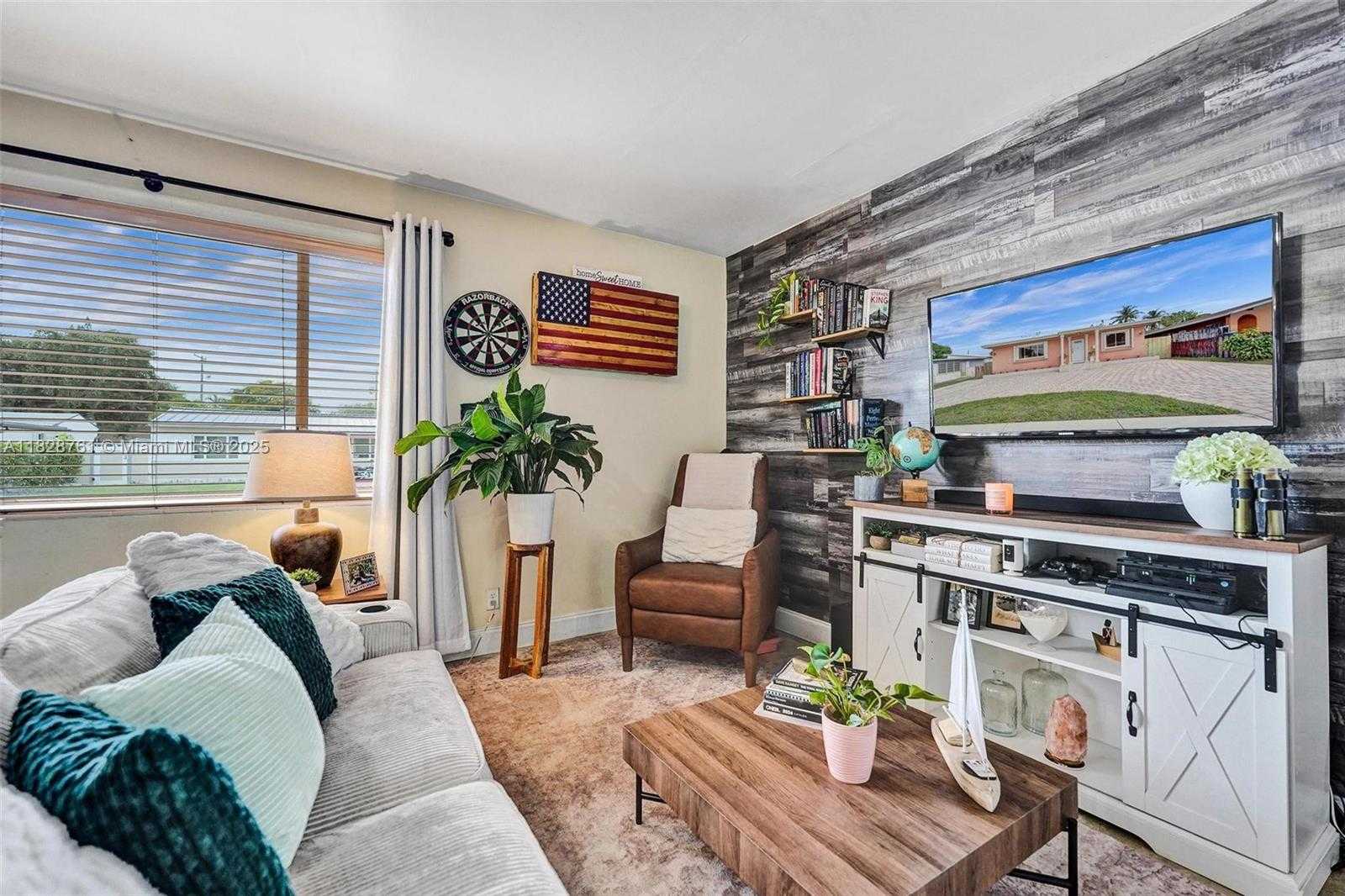 Small Image of 2435 WILSON STREET, Hollywood Number 11