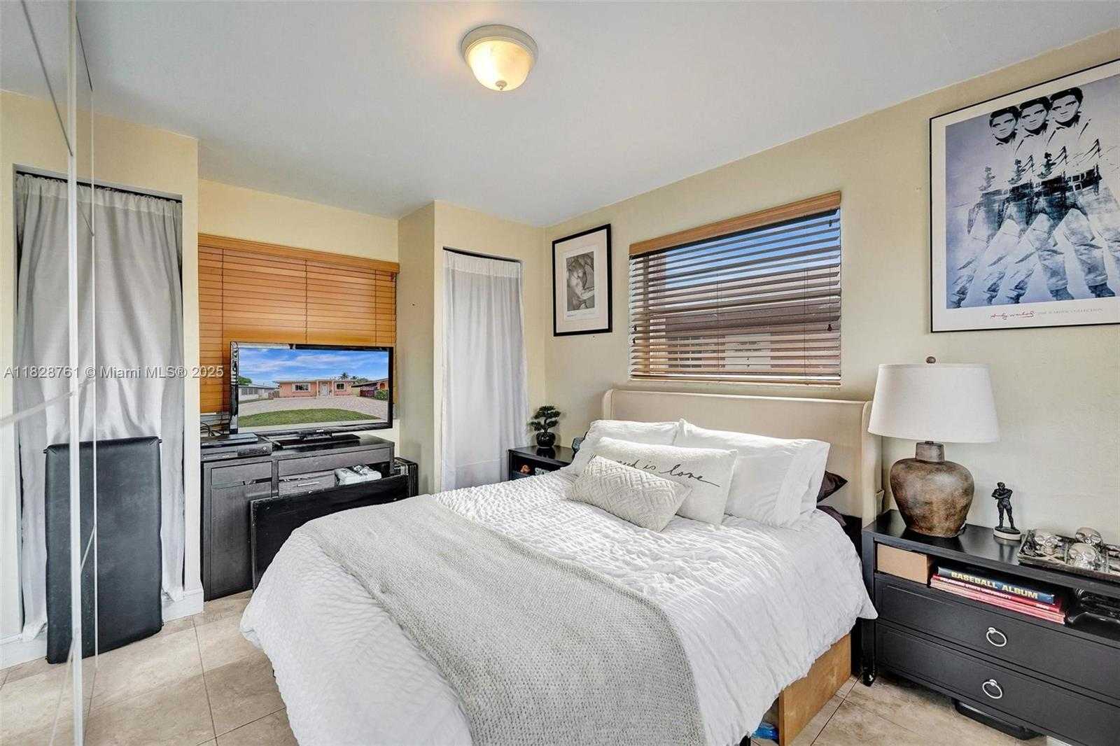 Small Image of 2435 WILSON STREET, Hollywood Number 14