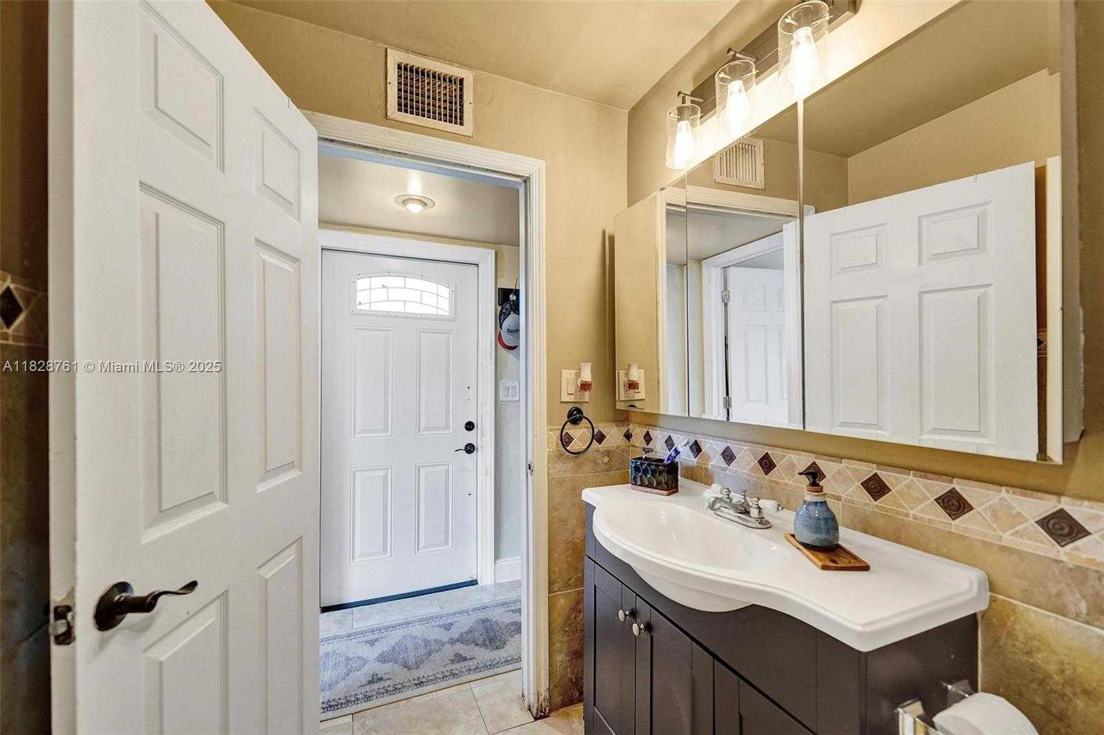 Small Image of 2435 WILSON STREET, Hollywood Number 16