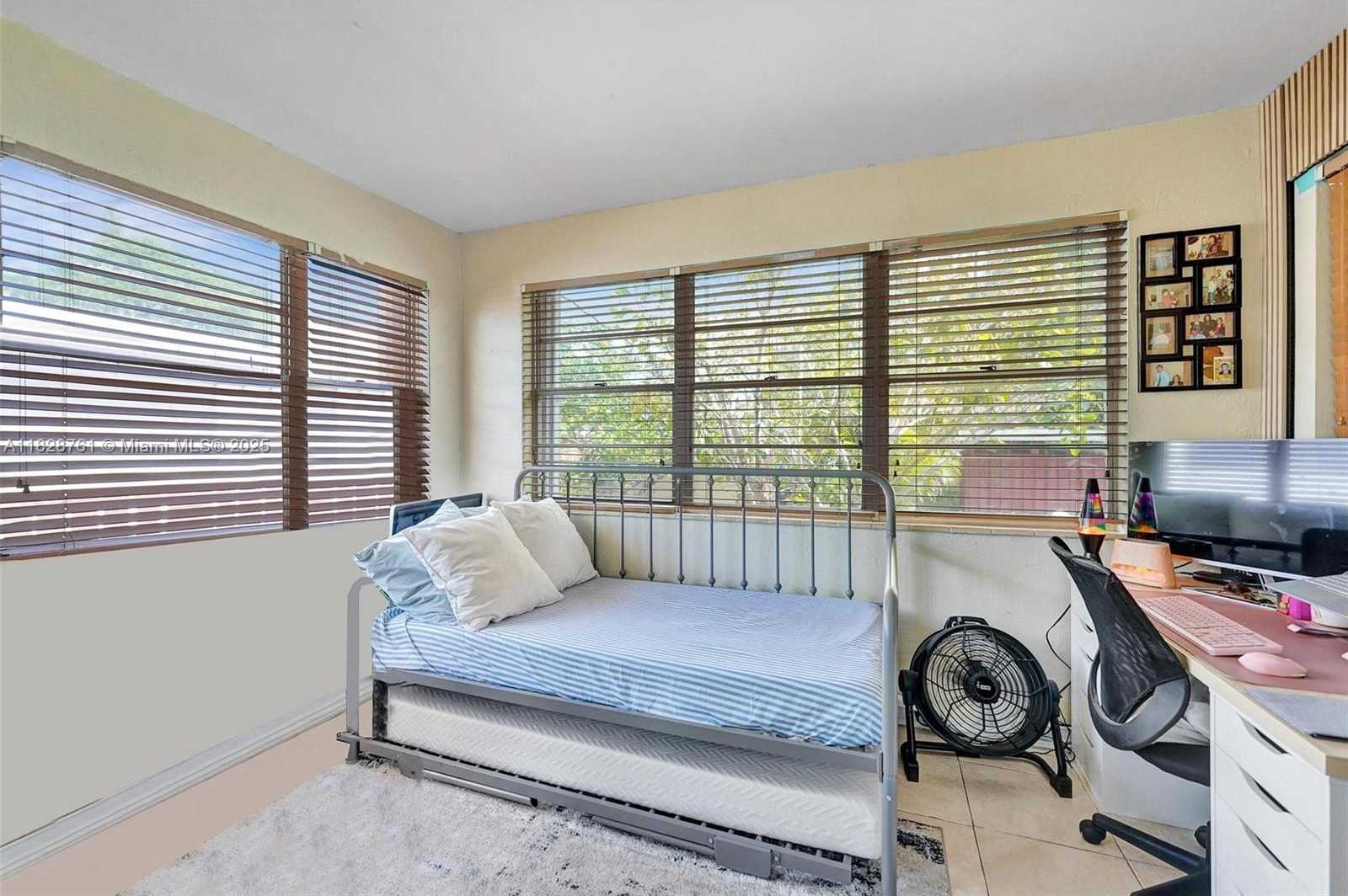 Small Image of 2435 WILSON STREET, Hollywood Number 17