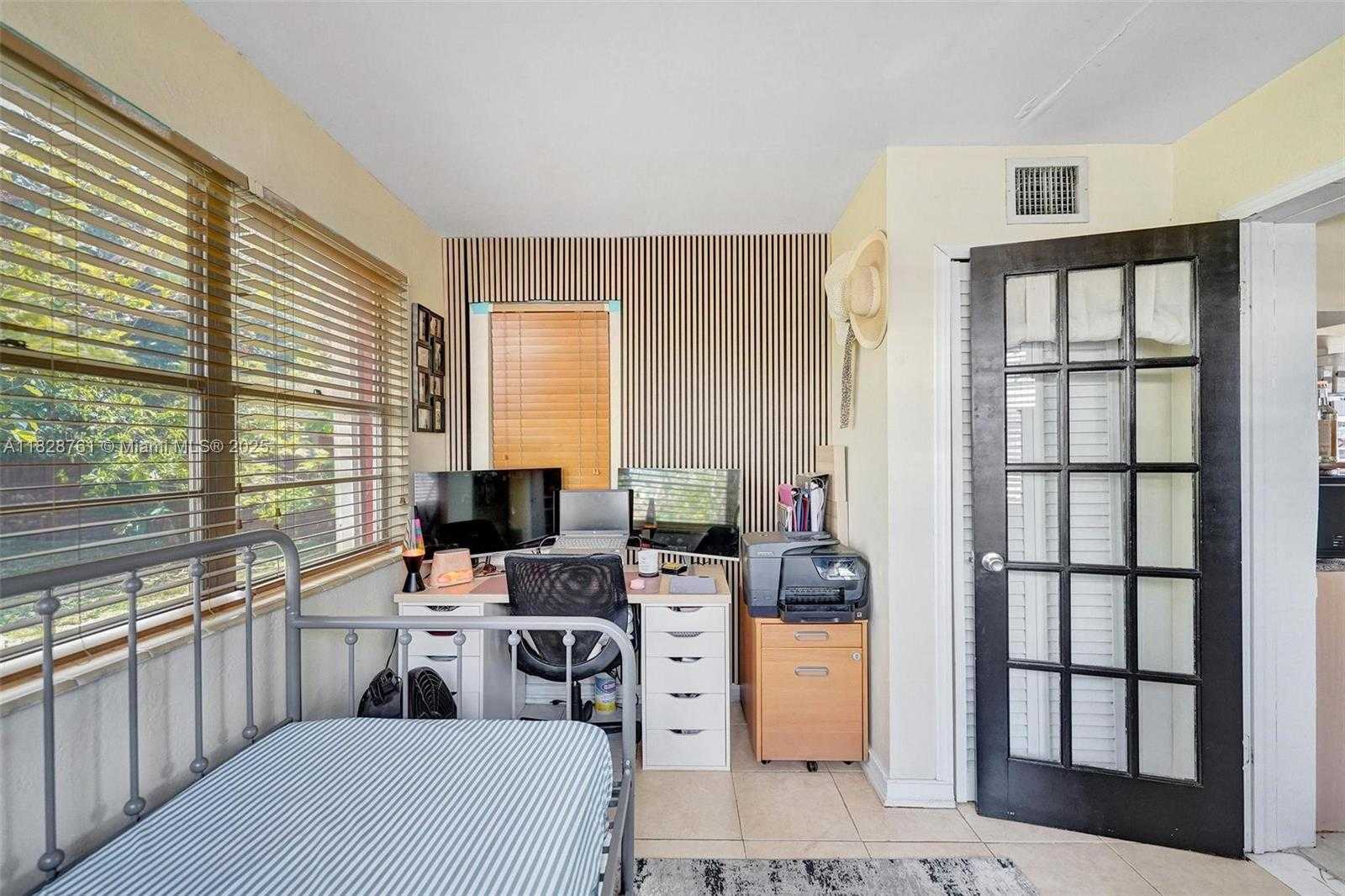 Small Image of 2435 WILSON STREET, Hollywood Number 19