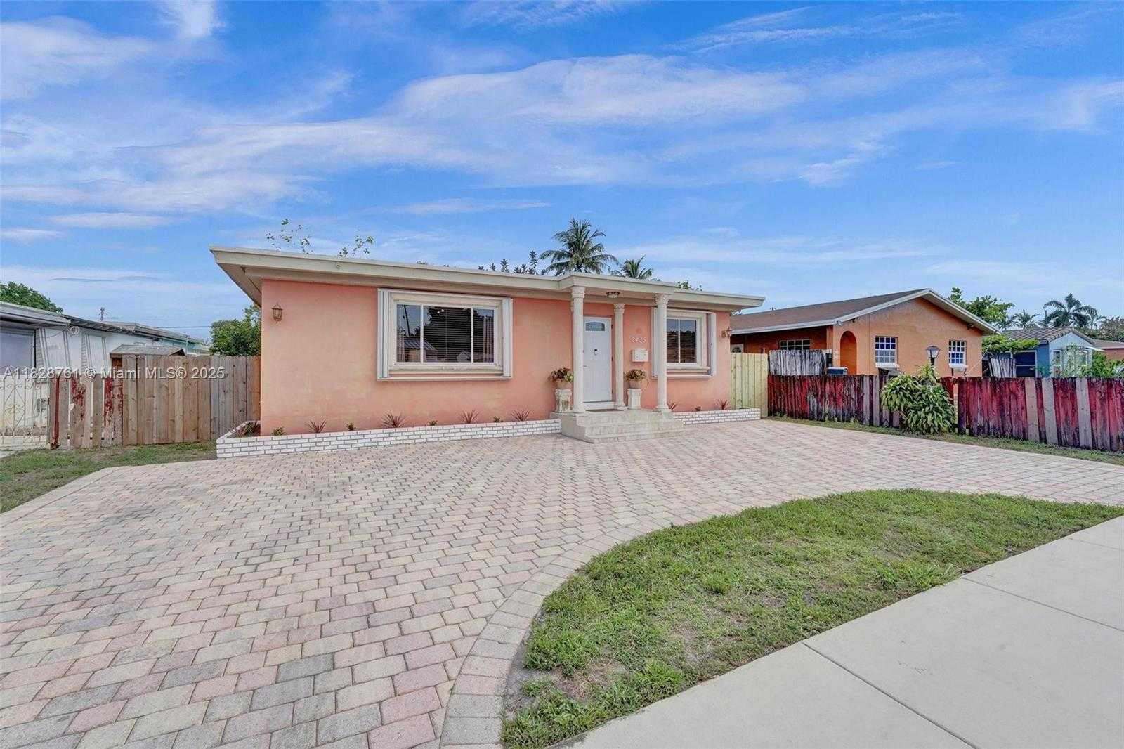Small Image of 2435 WILSON STREET, Hollywood Number 2