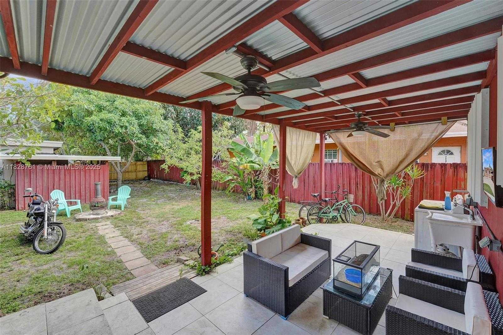 Small Image of 2435 WILSON STREET, Hollywood Number 22