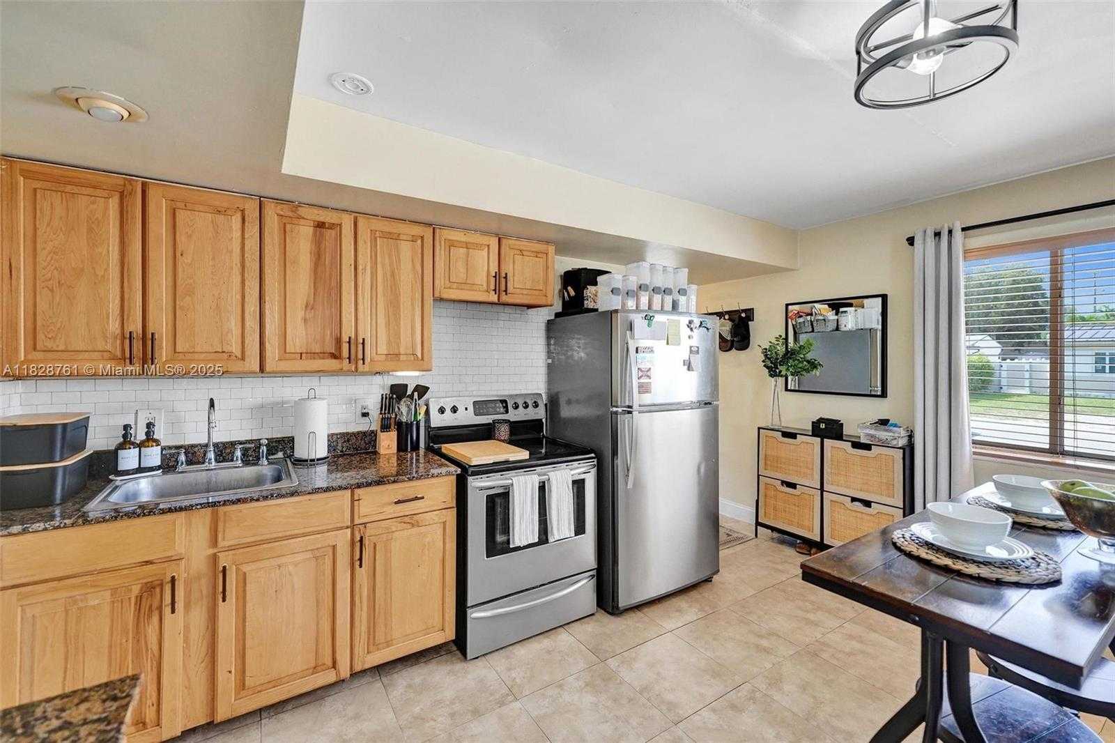 Small Image of 2435 WILSON STREET, Hollywood Number 3