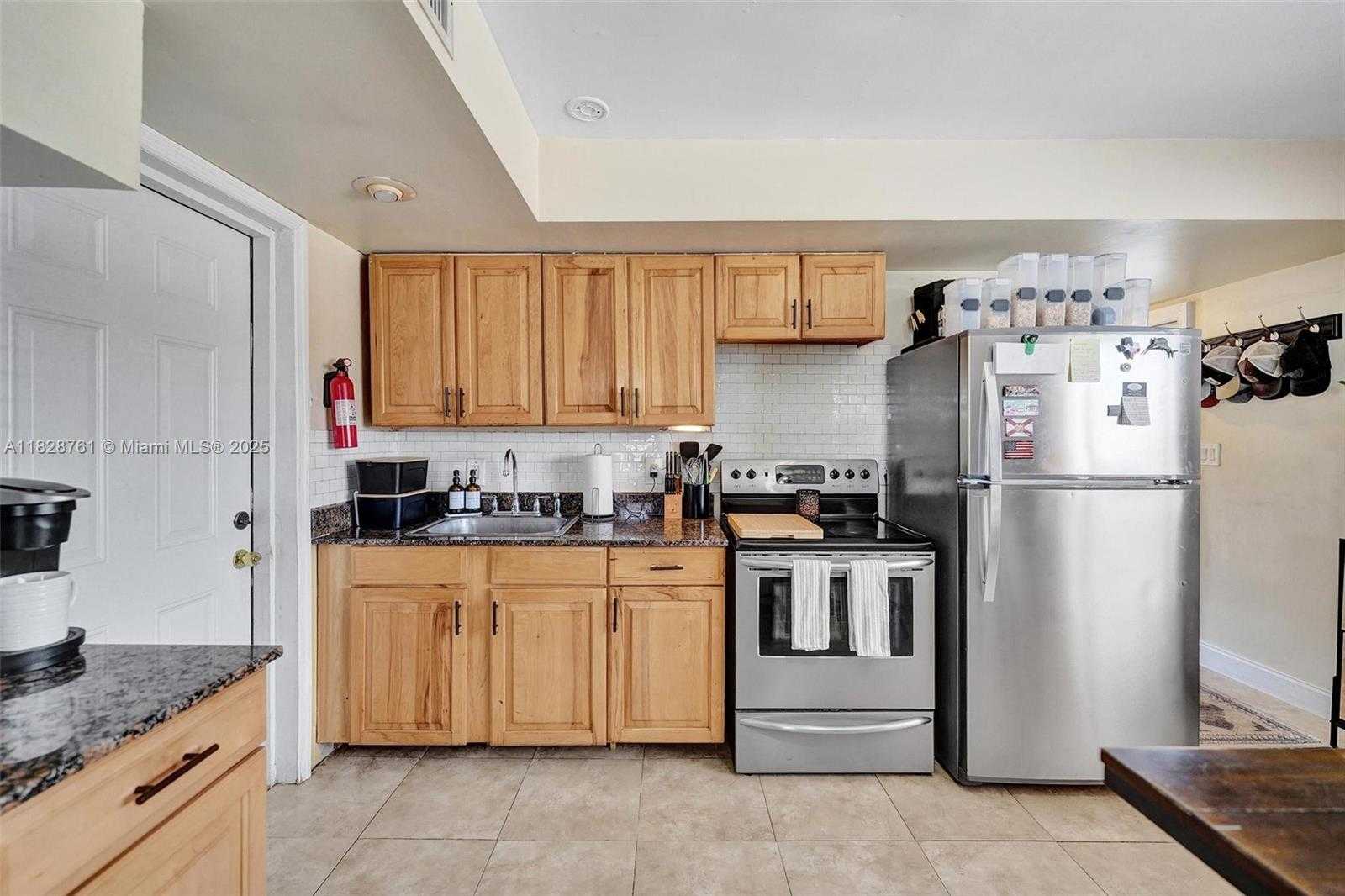 Small Image of 2435 WILSON STREET, Hollywood Number 4