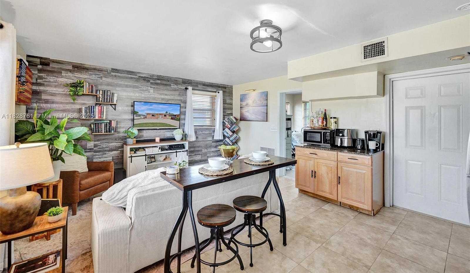 Small Image of 2435 WILSON STREET, Hollywood Number 6