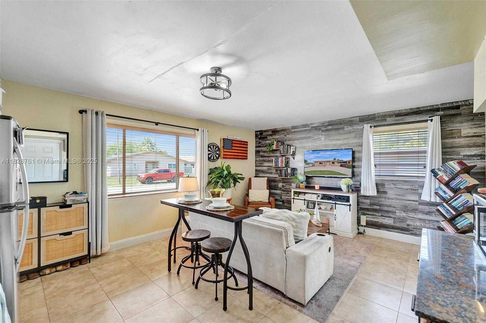 Small Image of 2435 WILSON STREET, Hollywood Number 7