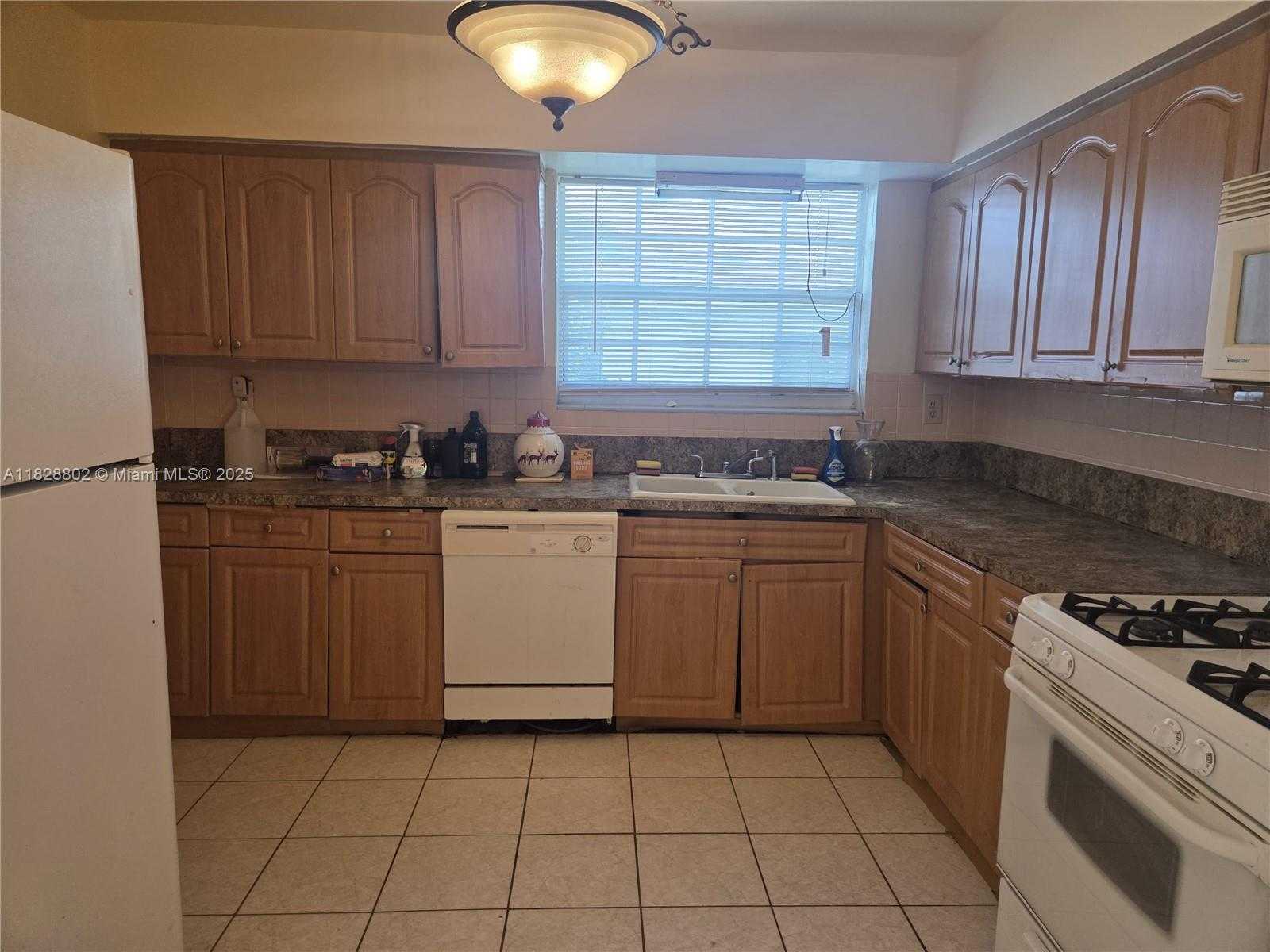 Small Image of 12955 NORTH MIAMI AVE, North Miami Number 10