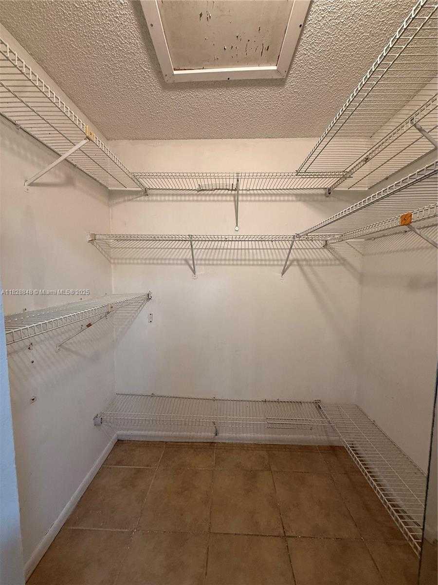 Small Image of 19926 NORTH WEST 67TH PL, Hialeah Number 13