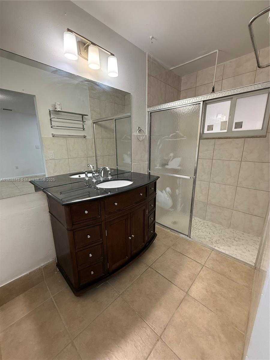 Small Image of 19926 NORTH WEST 67TH PL, Hialeah Number 14