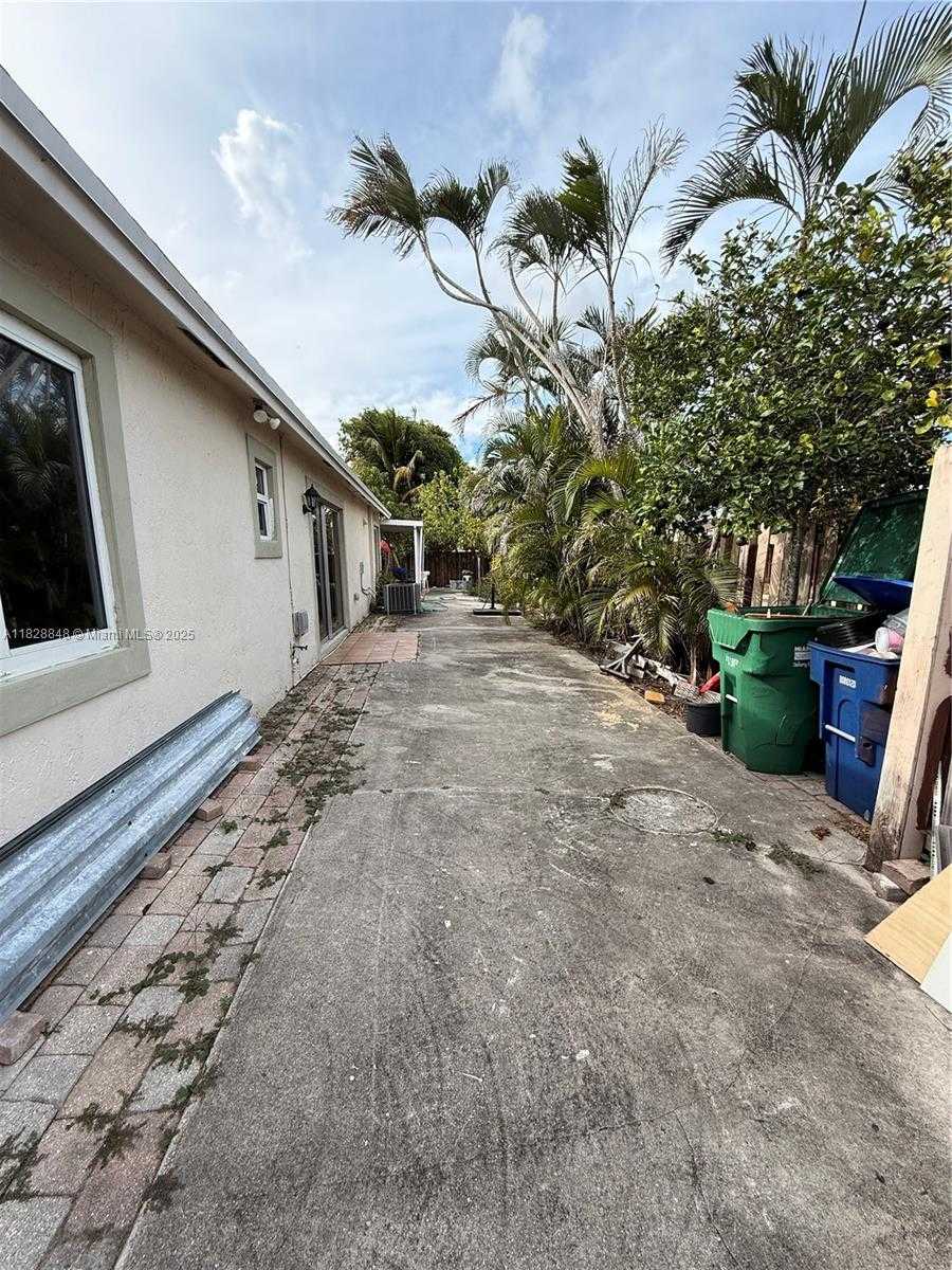 Small Image of 19926 NORTH WEST 67TH PL, Hialeah Number 20