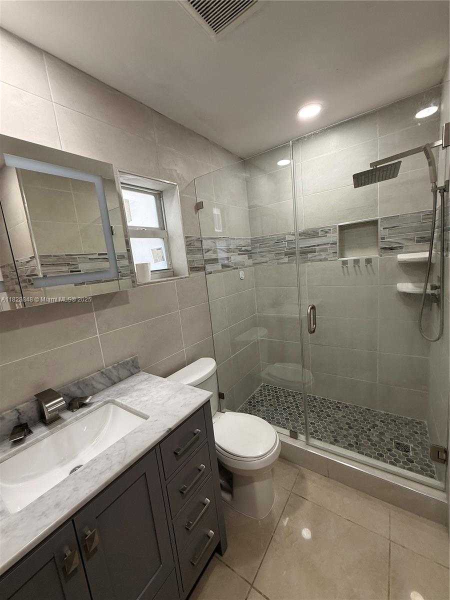 Small Image of 19926 NORTH WEST 67TH PL, Hialeah Number 6