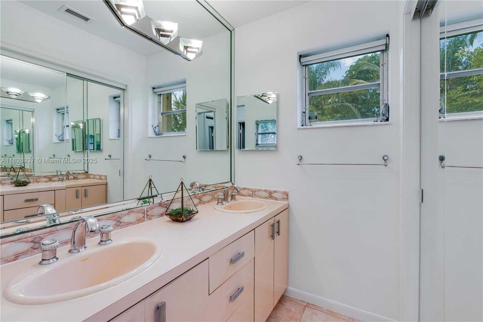 Small Image of 8121 SOUTH WEST 139TH TER, Palmetto Bay Number 22