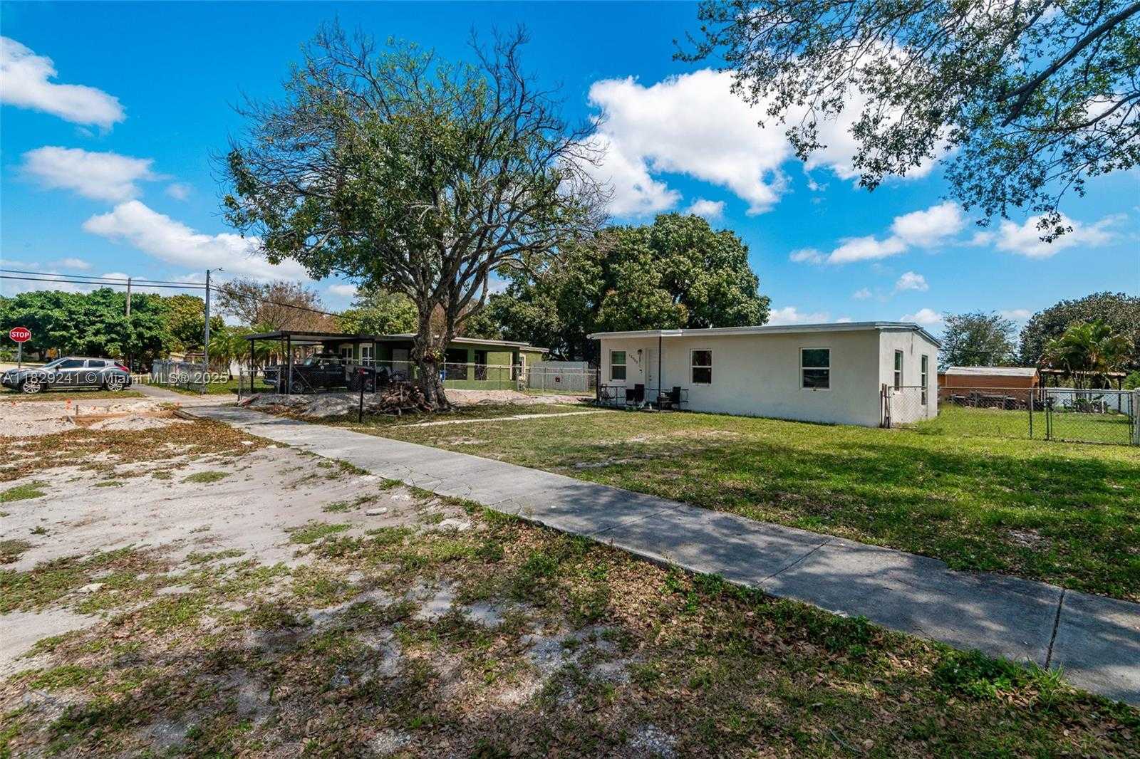 Small Image of 15955 WEST BUNCHE PARK DR, Miami Gardens Number 2