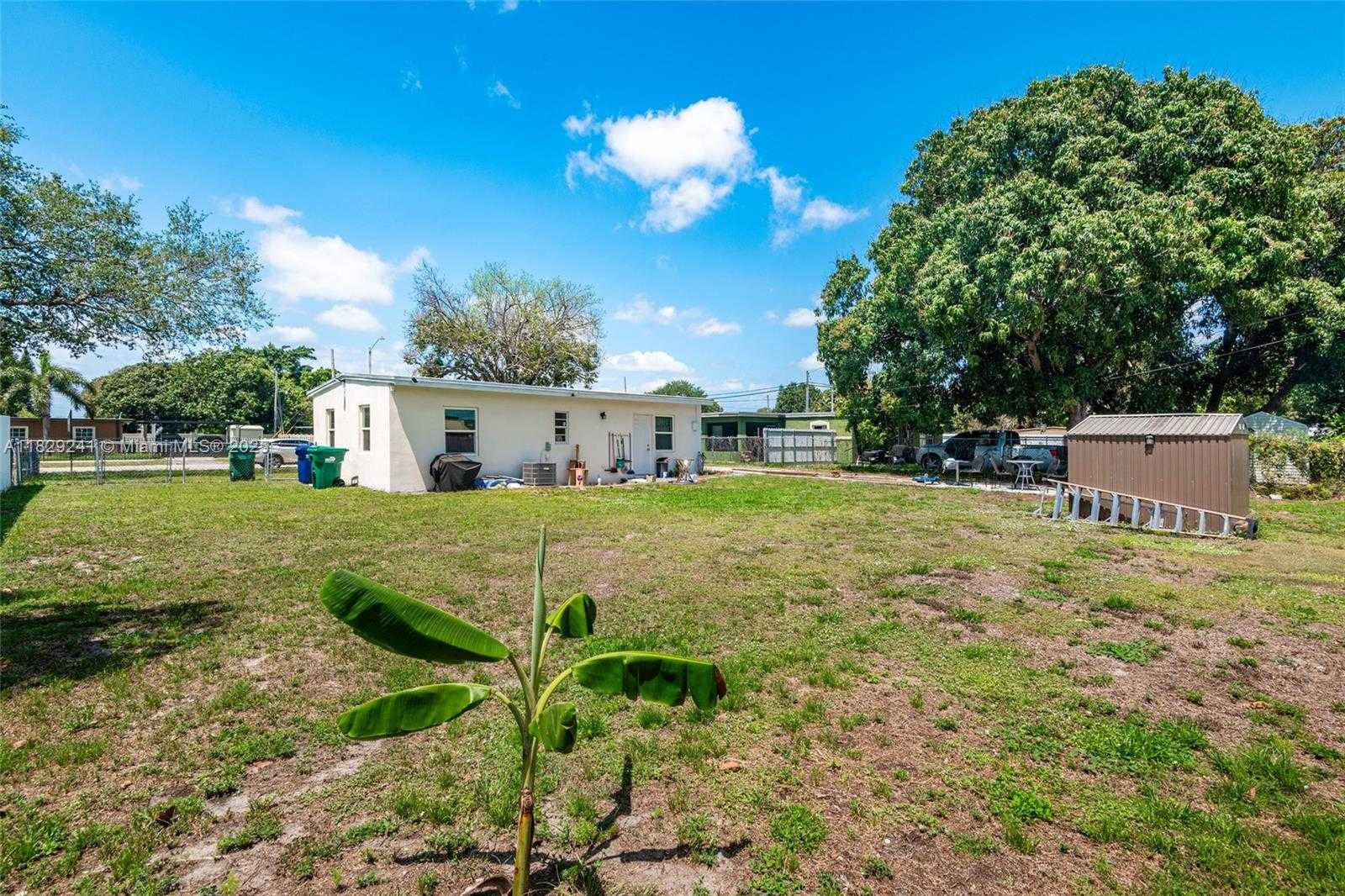 Small Image of 15955 WEST BUNCHE PARK DR, Miami Gardens Number 3