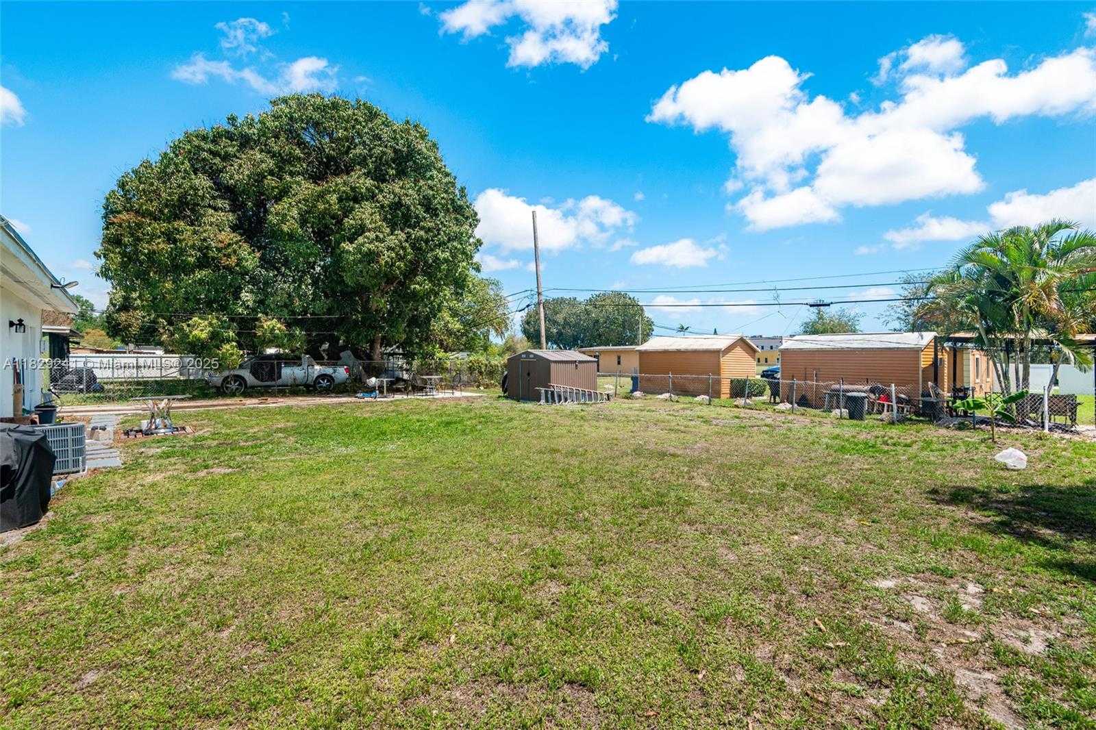Small Image of 15955 WEST BUNCHE PARK DR, Miami Gardens Number 4