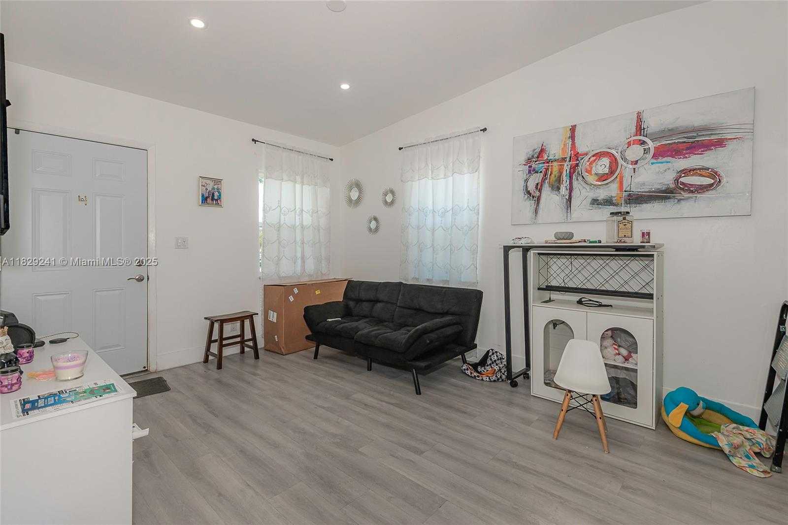 Small Image of 15955 WEST BUNCHE PARK DR, Miami Gardens Number 5