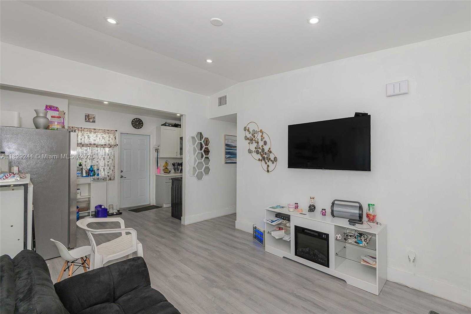 Small Image of 15955 WEST BUNCHE PARK DR, Miami Gardens Number 7