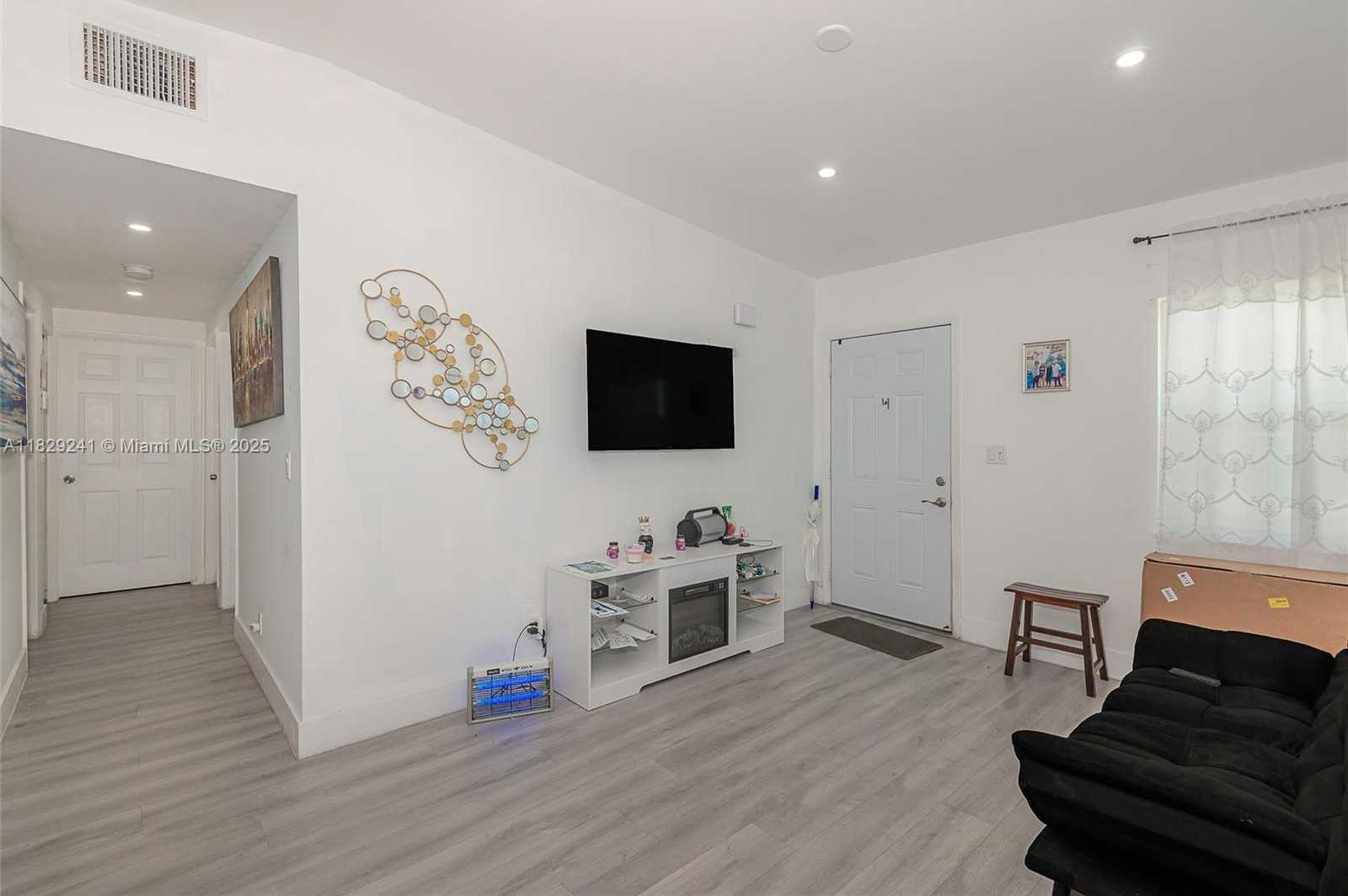 Small Image of 15955 WEST BUNCHE PARK DR, Miami Gardens Number 8