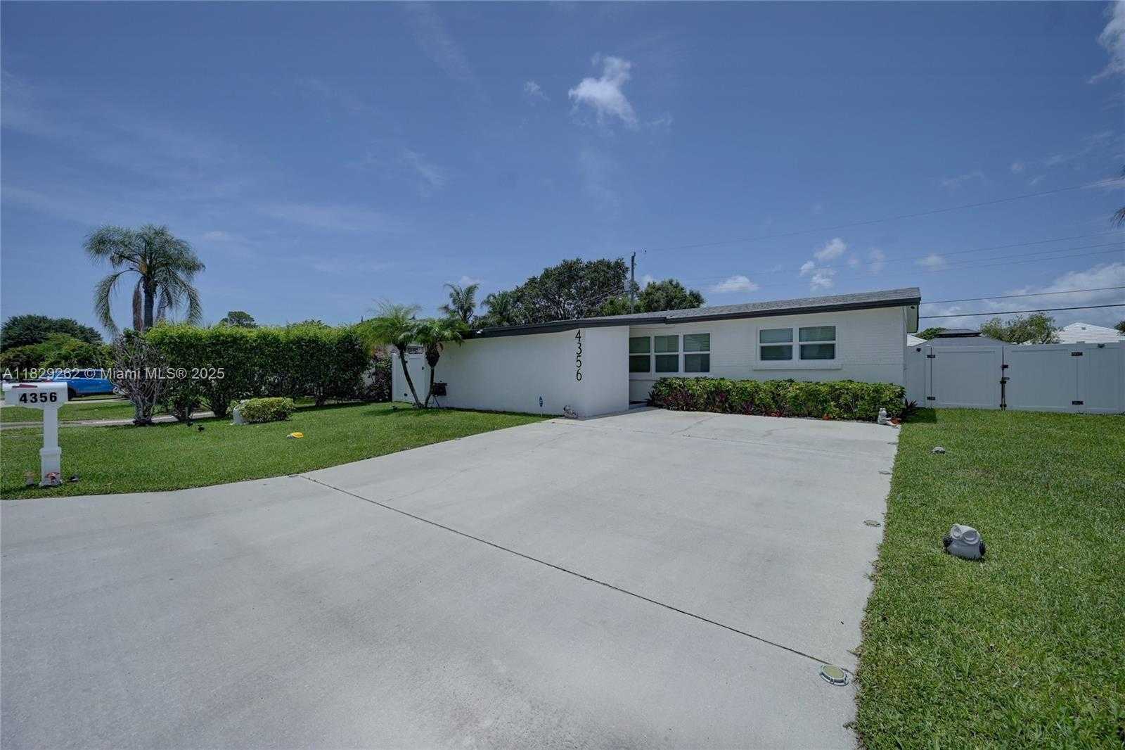 Small Image of 4356 SOUTH MARY CIR, Palm Beach Gardens Number 2