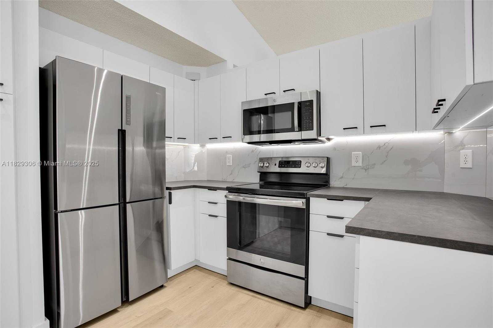 Small Image of 1611 PALERMO DR, Weston Number 14