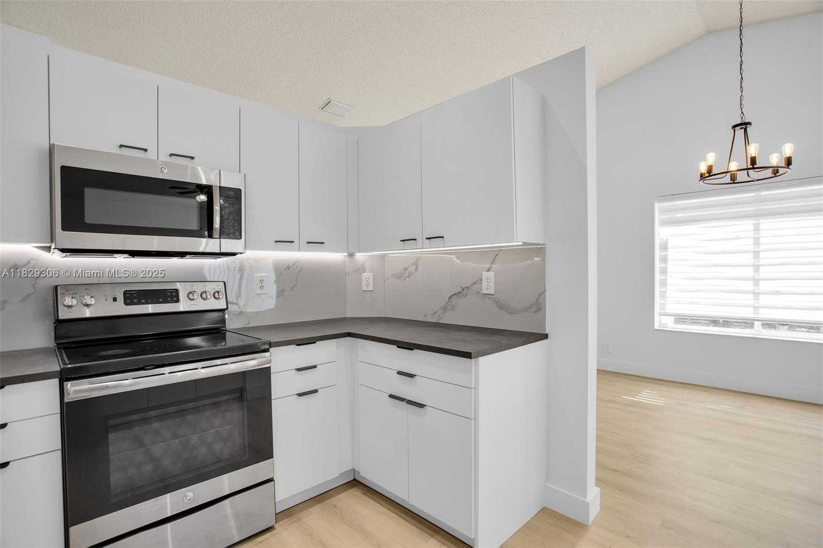 Small Image of 1611 PALERMO DR, Weston Number 15
