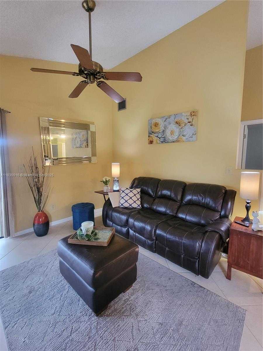 Small Image of 810 SOUTH WEST 113TH TER, Pembroke Pines Number 3