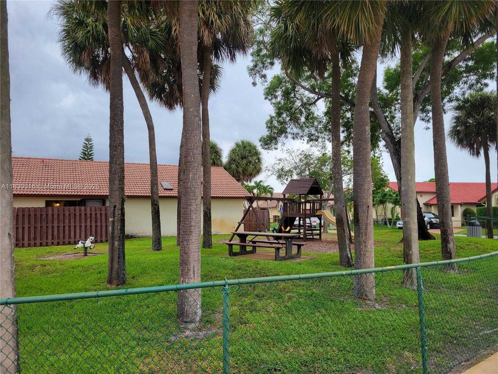 Small Image of 810 SOUTH WEST 113TH TER, Pembroke Pines Number 41