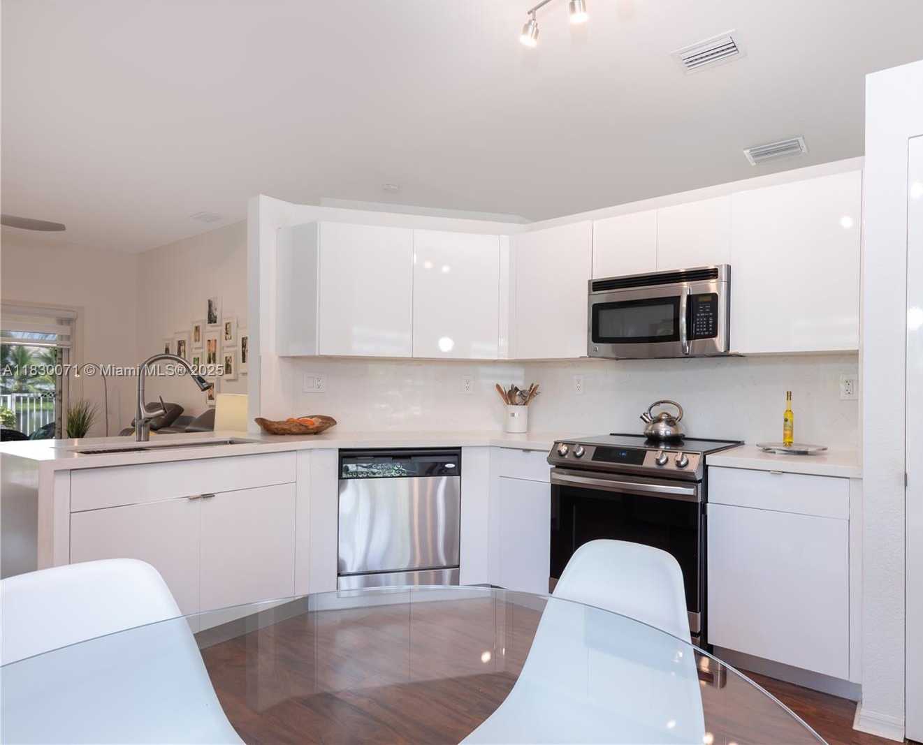 Small Image of 4123 SAPPHIRE BND, Weston Number 36