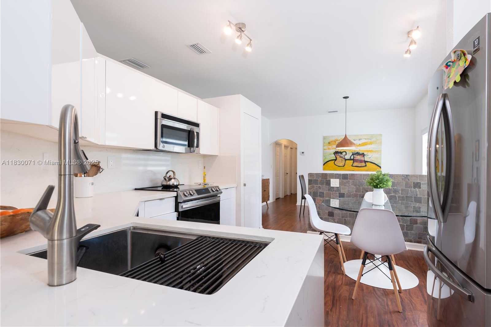 Small Image of 4123 SAPPHIRE BND, Weston Number 37