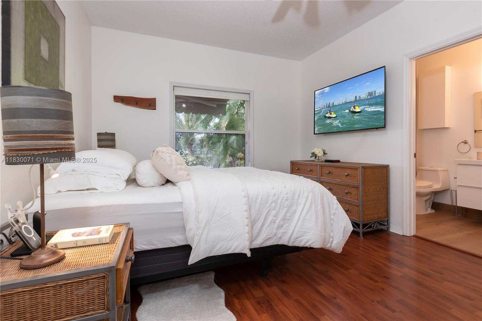 Small Image of 4123 SAPPHIRE BND, Weston Number 48