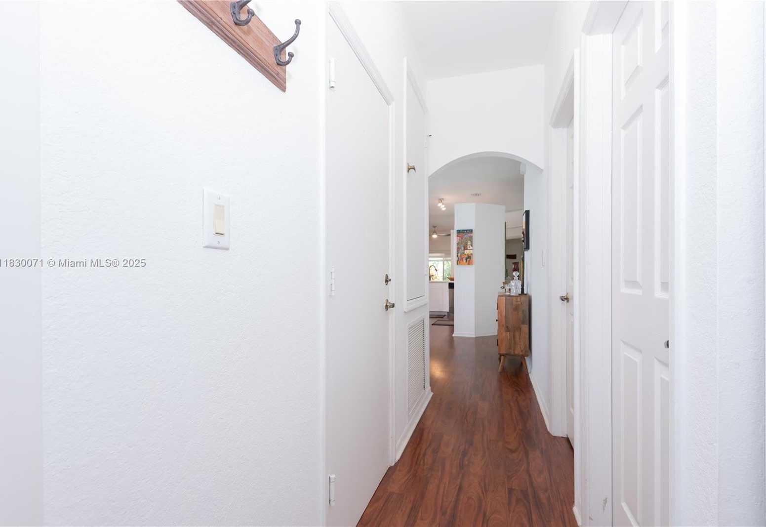 Small Image of 4123 SAPPHIRE BND, Weston Number 58