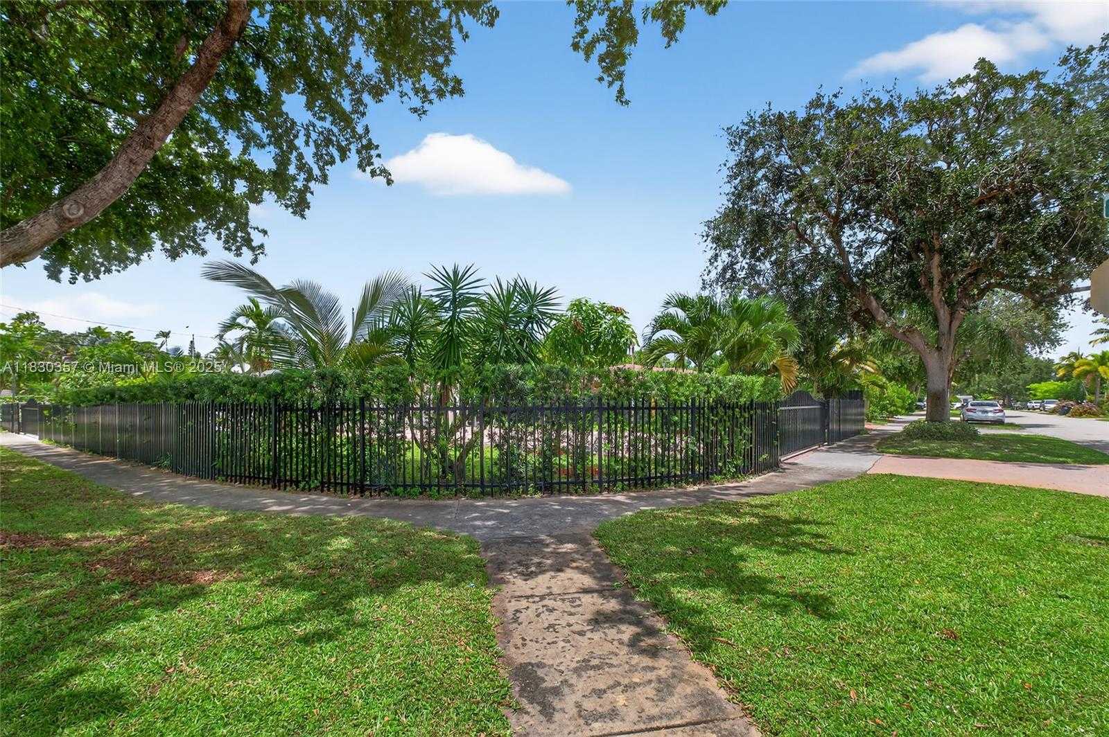 Small Image of 395 NORTH WEST 124TH ST, North Miami Number 9