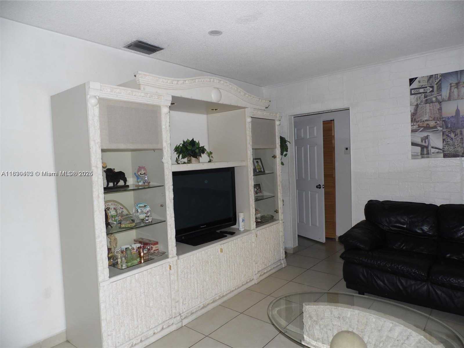Small Image of 3491 PALM AVE, Hialeah Number 4