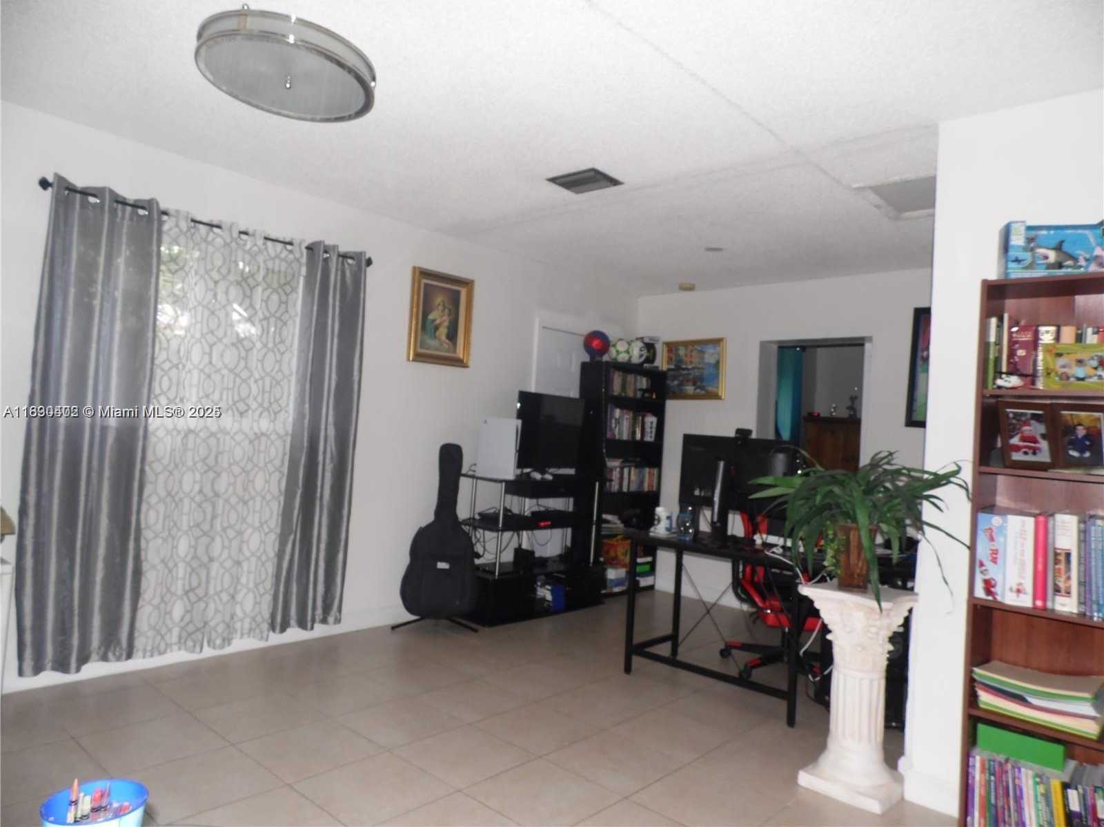 Small Image of 3491 PALM AVE, Hialeah Number 7
