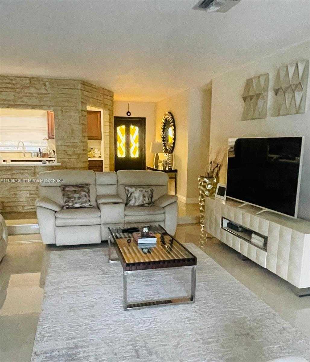 Small Image of 6790 SOUTH WEST 10TH CT, Pembroke Pines Number 8