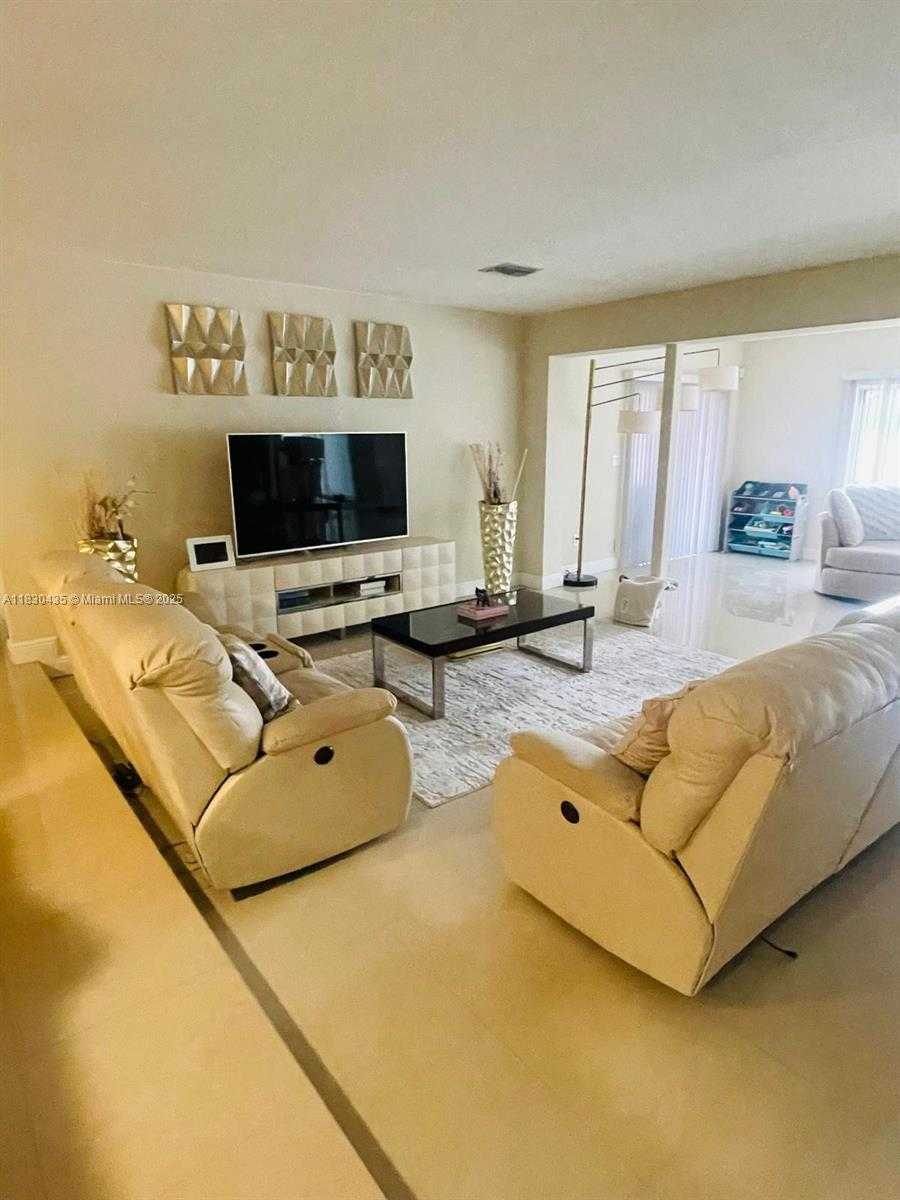Small Image of 6790 SOUTH WEST 10TH CT, Pembroke Pines Number 9
