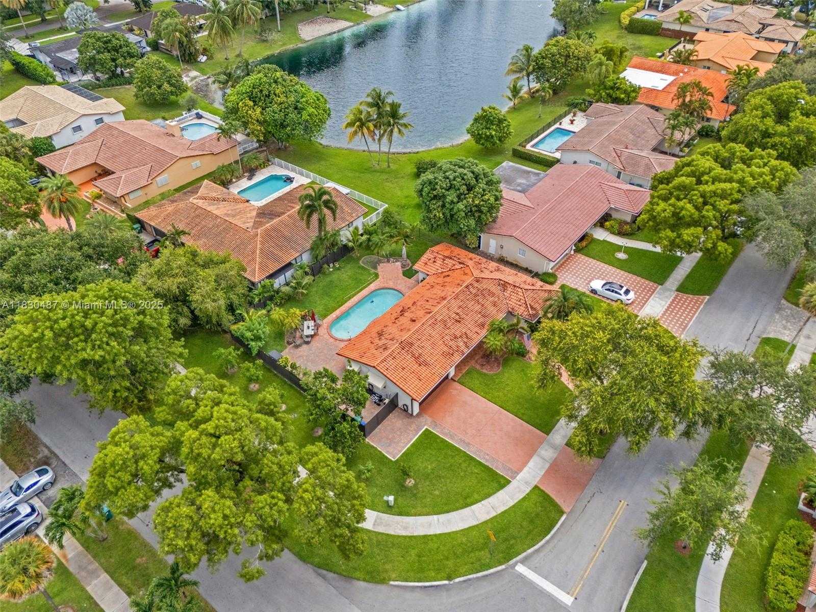 Small Image of 6963 SEAGRAPE TER, Miami Lakes Number 3