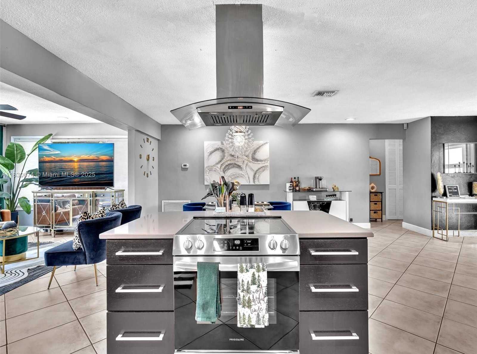 Small Image of Pembroke Pines Number 11