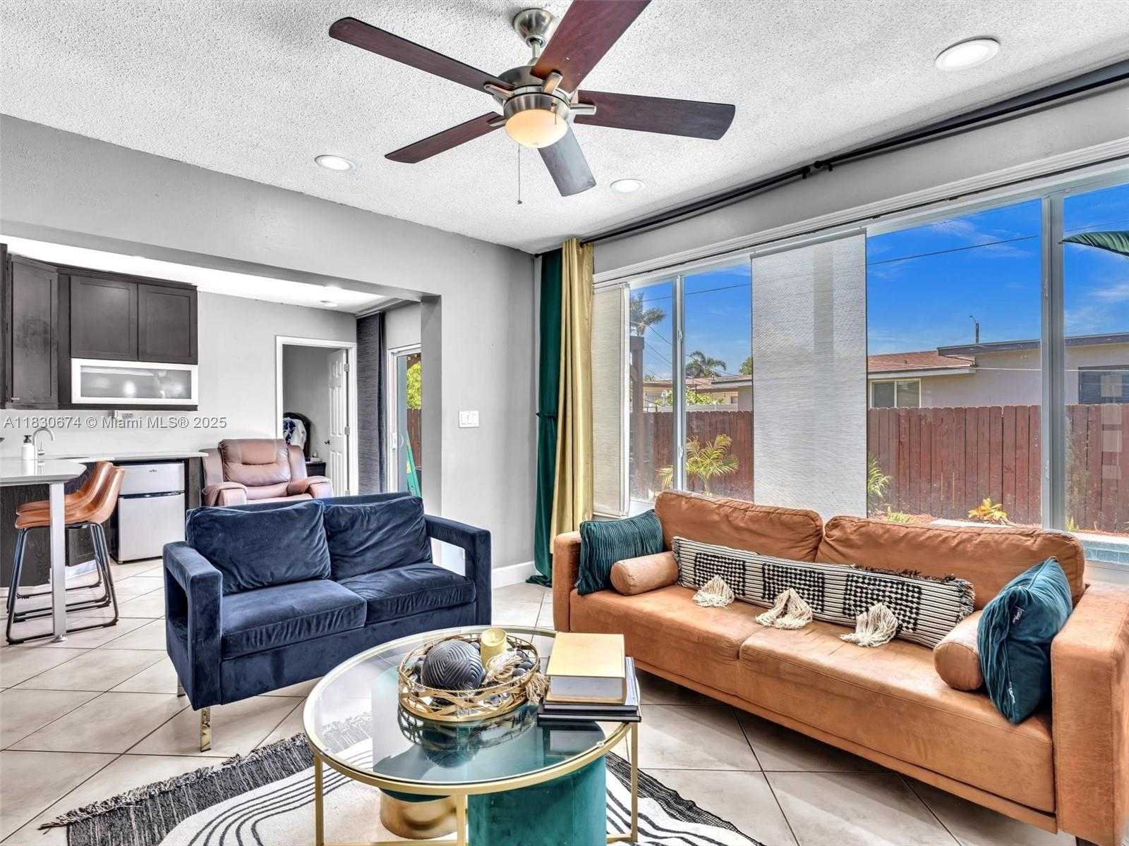 Small Image of Pembroke Pines Number 16