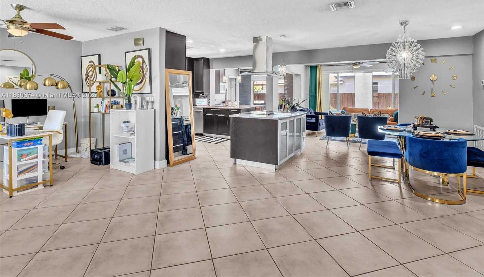 Small Image of Pembroke Pines Number 17
